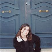 Chica responsable da refuerzo en matemáticas