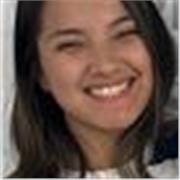 Profesora de ingles que imparte clases a niños de todas las edades