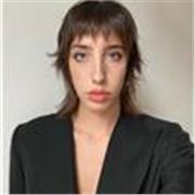 Ex studentessa preparata in italiano impartisce lezioni a studenti