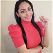 Profesora imparte clases a estudiantes de secundaria y bachilleres