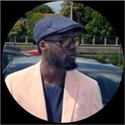 Je donne des cours de soutien scolaire niveau collège et lycée. 
Matières littéraires et étrangères principalement.