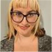 Traductora de inglés. Combino mi formación profesional con mi pasión por el idioma para ofrecerte el mejor apoyo.
