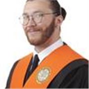 Graduado en ADE y actual estudiante de Historia y Filosofía imparte clases a cursos inferiores a la Universidad