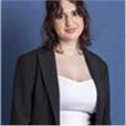 Profesora de ingles, impartiendo clases a niños de la escuela primaria y secundaria