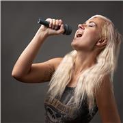 Professionelle Sängerin mit über zwanzig Jahren Bühnenerfahrung und empfangreicher Unterrichtspraxis gibt Online-Unterricht