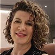 Licenciada en Ciencias Físicas ( Fisica Teórica) por la UAM. Titulada para impartir clases de IB tanto MAE como MAI