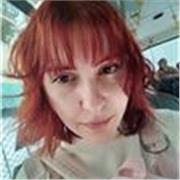 Profesora de español imparte clases a personas de todas las edades