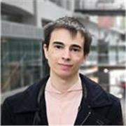Étudiant en troisième année de droit donne des cours aux primaires et collégiens