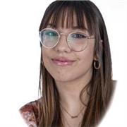 Profesora joven y alegre que ofrece clases de lengua castellana a niños de todas las edades