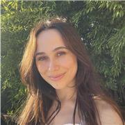 Psicologa laureata in Psicologia dell’educazione e con Master sulla cura del Trauma psicologico, offro lezioni di scienze umane