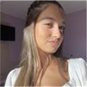 Profesora de inglés imparte clases a niños de primaria y ESO