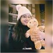 Chica de 33 años , con una gran nivel de empatía y amor hacia los niños. 