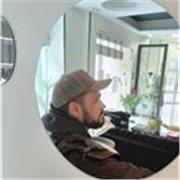 ¡Hola! Soy Nogare Dee, productor de música electrónica y DJ con más de 20 años de trayectoria en las cabinas. Si siempre has queri