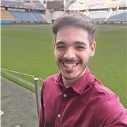 Joven con estudios avanzados y conocimientos multidisciplinares para transmitir a los alumnos.