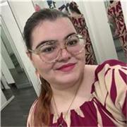 Professora trilíngue para aulas com foco em conversação em inglês