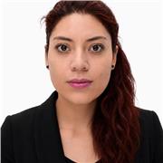Licenciada en Filología e Idiomas – Inglés, con estudios complementarios en ciencias