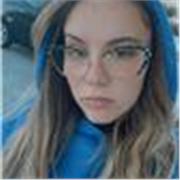 ragazza universitaria impartisce lezioni di inglese dalle elementari fino alle superiori