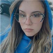 ragazza universitaria impartisce lezioni di inglese dalle elementari fino alle superiori