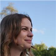 Étudiantes en lettres donne cours de français à des étudiants étrangers