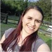 Profesora de español imparte a niños de todas las edades