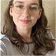 Professora de inglês com experiência e formação em Pedagogia e Letras, pós-graduação em Neuroaprendizagem e o certificado CELTA