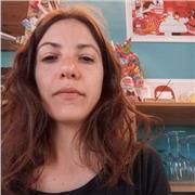 Ragazza laureata in Lingue e Letterature straniere impartisce lezioni di inglese, russo e spagnolo, nonché di tutte le discipline umanistiche (italiano, storia, geografia, filosofia) previste dalla scuola dell'obbligo