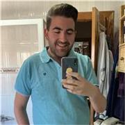 Profesor joven da clases para alumnos de primaria