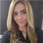 Profesora de Artes plásticas , ofrece clases de historia del arte y prácticas de técnicas mixtas