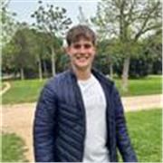 Joven universitario, curioso y que maneja a niños