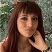 Studentessa impartisce lezioni di storia dell’arte a studenti del liceo e medie o appassionati
