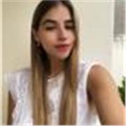 Estudiante que ayuda a niños de todas las edades