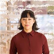 Als erfahrene Yoga- und Pilateslehrerin bietet sie effektives Einzeltraining in ihrem Studio in Charlottenburg, bei Ihnen zu Hause