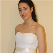 Profesora imparte clases de inglés a niños de primaria