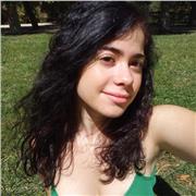 Me describiría como una estudiante trabajadora y entusiasta cursando grado universitario. Desde Primaria a ESO.