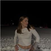 Jeune femme qui adore le maquillage / esthétique