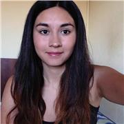 Profesora de historia que ayuda al aprendizaje de los niños