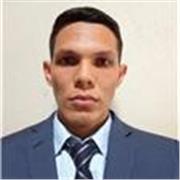 ingeniero de sistemas imparte clases de informática a todos los estudiantes