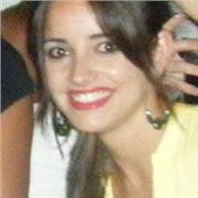Profesora de Biología y Química imparte clases a alumnos de primaria y secundaria
