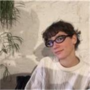 Professeur d’anglais pour niveaux intermédiaires, j’ai vécu 6 mois à l’étranger et j’adore parler anglais. 