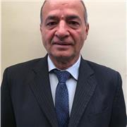 Profesor imparte clases presenciales y virtuales