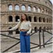 Studentessa di Ingegneria impartisce lezioni di matematica