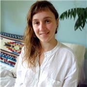 Traductrice diplômée, je reviens à ma vraie passion : la transmission. Je propose de l'initiation pour les petits et les plus grands, ou du perfectionnement, de façon ludique, en inventant des jeux en fonction des besoins et des envies de chacun·e.
