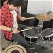 Batería Elemental (Lite) | Baterista con 3+ años de experiencia, especializado en enseñar a personas de todas las edades, que quieran comenzar a aprender a tocar, o sean principiantes (1-2 años)