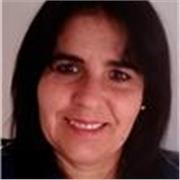 Profesor de matemáticas imparte clases para niños y niñas de primaria