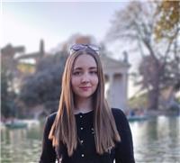 Studentessa universitaria di ingegneria impartisce lezioni private per le scuole medie nelle materie scientifiche