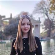 Studentessa universitaria di ingegneria impartisce lezioni private per le scuole medie nelle materie scientifiche