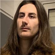 Laureato in lingue offre lezioni di inglese a ragazzi per scuole medie e superiori. Eccellente livello di conversation, al proprio domicilio, direttamente a casa o anche da remoto