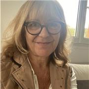 Prof d'arts plastiques aide les étudiants en art, photo, vidéo