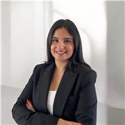 English teacher who teaches english for children between grades 1-4