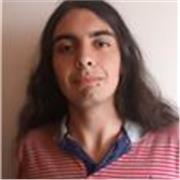 Profesor de ingles que da clases a estudiantes de primaria